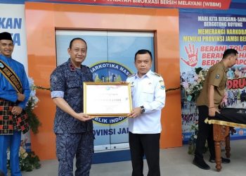 Al Haris dan Brigjen Pol Wisnu Handoko Pada peresmian gedung BNNP Jambi di Kota Baru, Rabu (22/03/2023). [Dok. Aurduri.com/Reza]