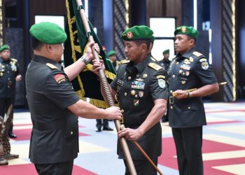 Kasad Jenderal TNI Dr. Dudung Abdurachman saat memimpin serah terima jabatan dua pejabat Pangdam di Aula Jenderal Besar A.H Nasution, Mabesad, Jakarta, Jumat (24/3/2023). [Dok. Dispenad]