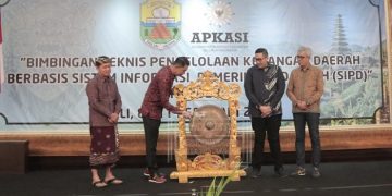 Pj Bupati Muarojambi saat Membuka Bimtek Pengelolaan Keuangan Daerah Berbasis SIPD TA 2023 di Ballroom Hotel Paradiso Bali, Kamis (09/02/2023). [Dok. Diskominfo Muaro Jambi]