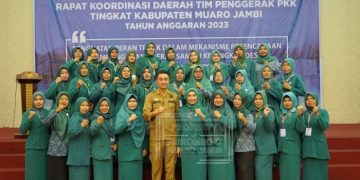 Pj Bupati Membuka Rakorda Tim Penggerak PKK Kabupaten Muaro Jambi Tahun 2023 di Ratu Convention Center, Selasa (14/02/2023). [Dok. Diskominfo Muaro Jambi]