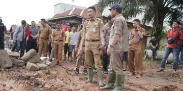 Pj Bupati Muaro Jambi Tinjau Jalan Rusak di Kawasan Desa Bakung, Kecamatan Maro Sebo, Selasa (28/02/2023). [Dok. Diskominfo Muaro Jambi]