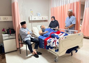 Gubernur Al Haris menjenguk Ari di Rumah Sakit Siloam pada Sabtu (25/3/2023). [Dok. Putra]