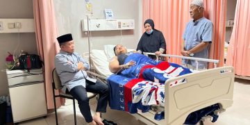 Gubernur Al Haris menjenguk Ari di Rumah Sakit Siloam pada Sabtu (25/3/2023). [Dok. Putra]