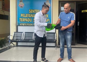 Adjie saat menyerahkan diri ke Mapolda Jambi pada Minggu (26/03/2023) sore. [Dok. Polda Jambi/Maulana]
