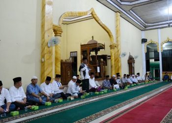 Wagub Abdullah Sani saat melaksanakan safari Ramadan 1444 H pertama di tahun 2023 di Masjid Akbar Kelurahan Sridadi, Kecamatan Muara Bulian, Kabupaten Batang Hari pada Minggu (26/03/2023). [Dok. Aurduri.com]