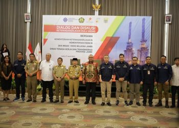 Momen poto SKK Migas bersama Kontraktor Kontrak Kerja Sama (KKKS) wilayah Provinsi Jambi usai menggelar acara Dialog dan Diskusi Ketenagakerjaan Hulu Migas bersama Wamenaker RI, Afriansyah Noor, di Swiss-Belhotel Jambi pada Senin, (27 /03/2023). [Dok. SKK Migas]