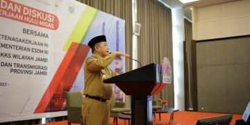 Gubernur Al Haris saat menyampaikan kata sambutan pada Diskusi yang diadakan SKK Migas dan Petrochina, di Swiss-Belhotel Jambi, Senin (27/03/2023). [Dok. Tania]