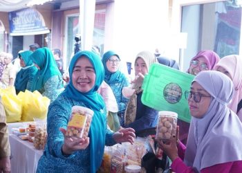 Ketua TP PKK, Hesti Haris saat menghadiri pasar murah. [Foto: Diskominfo/Harun]