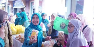 Ketua TP PKK, Hesti Haris saat menghadiri pasar murah. [Foto: Diskominfo/Harun]