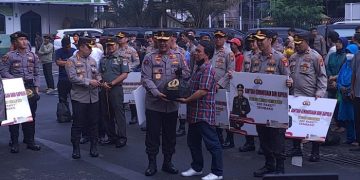 Pembagian Paket Sembako dari Kapolri ke Masyarakat di Slum Area Jaksel, Rabu (29/3/2023). [Dok. Div Humas Polri]