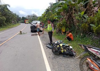 Mobil Toyota Fortuner yang ditumpangi Wakil Ketua DPRD Tanjab Barat yang terlibat kecelakaan dengan pesepeda motor Yamaha Mio M3 Nopol BH 5004 di Jalan Lintas Timur, Kamis (30/3/23). [Foto: Arian Arifin]
