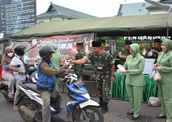 Keluarga Besar Korem 042/Gapu Berbagi Takjil Buka Puasa bagi Pengguna Jalan. [Dok. Penrem 042/Gapu-Hatta]