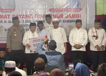 Al Haris didampingi Pejabat (Pj) Bupati Sarolangun Henrizal saat melakukan safari Ramadhan di Desa Seko Besar, Kecamatan Pauh, Kabupaten Sarolangun, Kamis (30/03/2023). [Foto: Diskominfo/Hory]