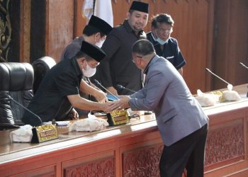 Al Haris saat mengikuti Rapat Paripurna DPRD Provinsi Jambi di Ruang Rapat Utama Gedung DPRD Provinsi Jambi, Jum’at (31/03/2023). [Foto: Diskominfo Provinsi Jambi/Agus Supriyanto]