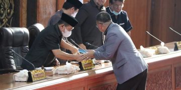 Al Haris saat mengikuti Rapat Paripurna DPRD Provinsi Jambi di Ruang Rapat Utama Gedung DPRD Provinsi Jambi, Jum’at (31/03/2023). [Foto: Diskominfo Provinsi Jambi/Agus Supriyanto]