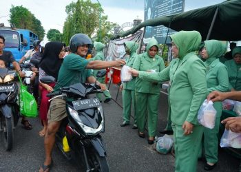 Ketua Persit Kartika Chandra Kirana Koorcab Rem 042 PD II/Sriwijaya Ny. Wiwik Supriono bersama Pengurus saat membagikan takjil buka puasa kepada masyarakat yang melintasdi depan Makorem 042/Gapu, Kota Jambi, Jumat (31/03/2023). [Dok. Penrem 042/Gapu-Hatta]