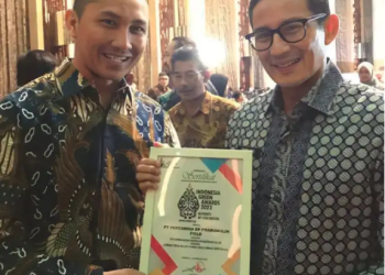 Perwakilan Pertamina EP Prabumulih Field saat menerima penghargaan yang diserahkan langsung oleh Menteri Pariwisata dan Ekonomi Kreatif Republik Indonesia, Sandiaga Uno, dalam ajang Indonesia Green Awards 2023, Jakarta (22/2). [Foto:  Humas SKK Migas/Andi Arie]