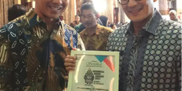 Perwakilan Pertamina EP Prabumulih Field saat menerima penghargaan yang diserahkan langsung oleh Menteri Pariwisata dan Ekonomi Kreatif Republik Indonesia, Sandiaga Uno, dalam ajang Indonesia Green Awards 2023, Jakarta (22/2). [Foto:  Humas SKK Migas/Andi Arie]