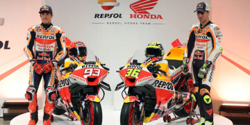 Pebalap Repsol Honda, Marc Marquez (kiri) dan Joan Mir berpose di samping motor baru pada acara peluncuran MotoGP musim 2023 di Madrid, 22 Februari 2023. [Foto: Pierre-Philippe Marcou]