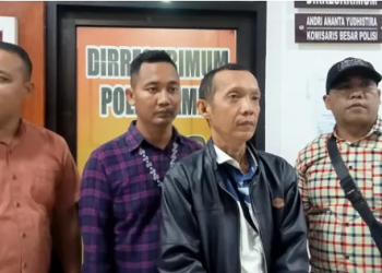 Ketua AWaSI Jambi, Erfan Indriyawan bersama korban saat mendatangi Polda Jambi, Senin (17/4/2023). [Dok. Aurduri.com/Deni]