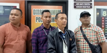 Ketua AWaSI Jambi, Erfan Indriyawan bersama korban saat mendatangi Polda Jambi, Senin (17/4/2023). [Dok. Aurduri.com/Deni]
