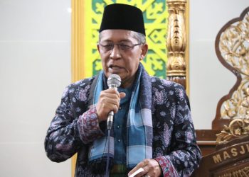 Wagub Sani saat menyampaikan kata sambutan dalam kegiatan  Safari Ramadan di Masjid Jamik, Kecamatan Kumun Debai, Kota Sungai Penuh, Selasa (04/04/2023). [Foto : Diskominfo/Agus Suprianto]