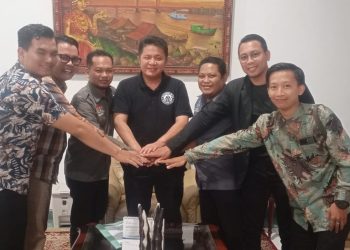 Pengurus DPD PJS Sumsel saat diterima Gubenur Herman Deru di kediamannya, Jumat (07/04/2024). [PJS]