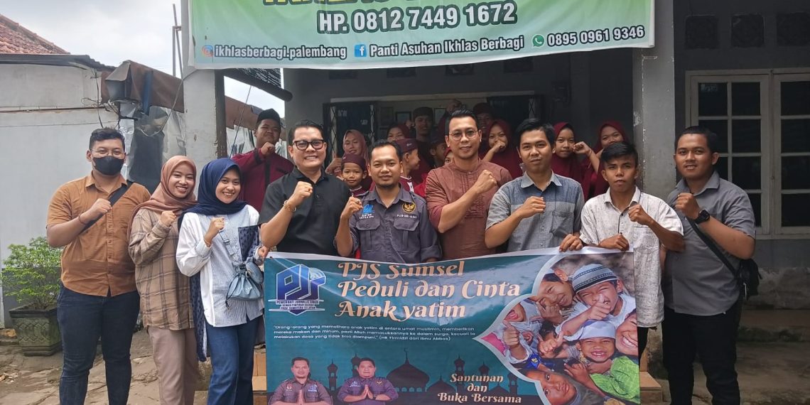 Pengurus DPD PJS Sumsel saat berbagi bersama anak-anak Panti Asuhan, Sabtu (08/04/2023). [Foto: PJS]