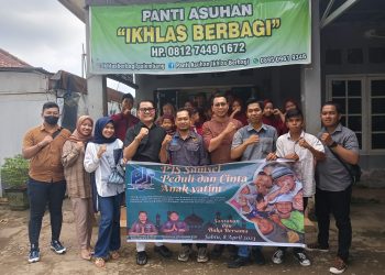 Pengurus DPD PJS Sumsel saat berbagi bersama anak-anak Panti Asuhan, Sabtu (08/04/2023). [Foto: PJS]