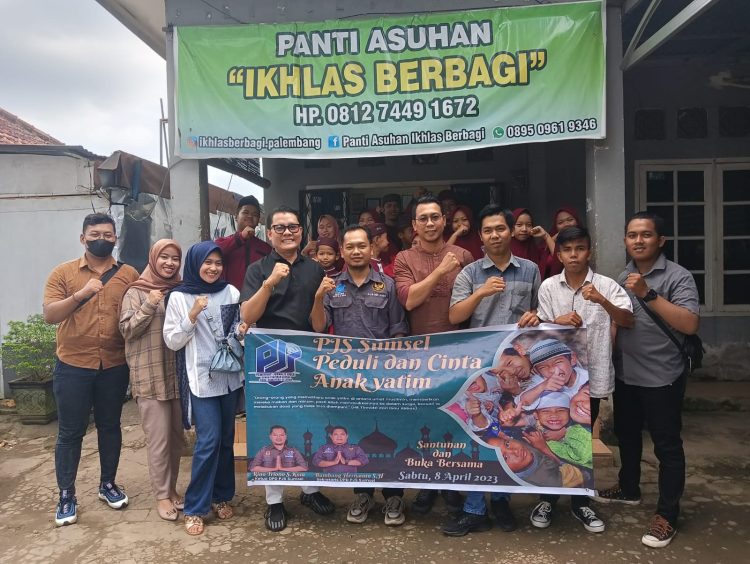 Pengurus DPD PJS Sumsel saat berbagi bersama anak-anak Panti Asuhan, Sabtu (08/04/2023). [Foto: PJS]