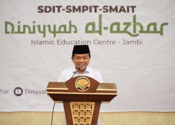 Gubernur Al Haris saat menyampaikan sambutan pada Wisuda tahfidzul qur’an Diniyyah Al-Azhar Jambi, bertempat di Ratu Convention Center Jambi, Sabtu (08/04/2023). [Foto : Diskominfo/Harun]