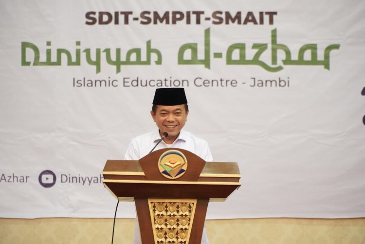 Gubernur Al Haris saat menyampaikan sambutan pada Wisuda tahfidzul qur’an Diniyyah Al-Azhar Jambi, bertempat di Ratu Convention Center Jambi, Sabtu (08/04/2023). [Foto : Diskominfo/Harun]