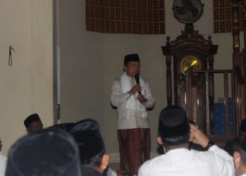 Gubernur Al Haris pada saat giat kunjungan Syafari Ramadhan di Desa Pulau Batu, Minggu (09/04/2023) malam. [Foto:  Kopas Jambi/Luth]