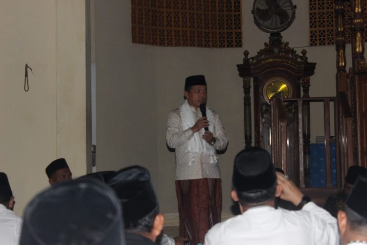 Gubernur Al Haris pada saat giat kunjungan Syafari Ramadhan di Desa Pulau Batu, Minggu (09/04/2023) malam. [Foto:  Kopas Jambi/Luth]