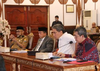 Gubernur Al Haris saat mengikuti Rapat Persiapan Kenduri Swarnabhumi Provinsi Jambi Tahun 2023 di Auditorium Rumah Dinas Gubernur Jambi, Senin (10/04/2023). [Foto : Diskominfo/Agus Suprianto]
