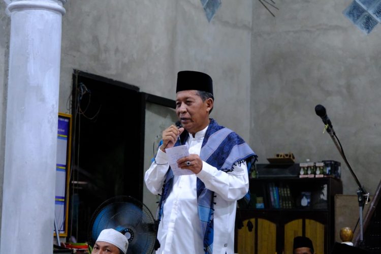 Abdullah Sani saat melakukan kunjungan Safari Ramadhan ke Masjid Nurussaadah Desa Tanjung Pasir, Kecamatan Kuala Betara, Kabupaten Tanjung Jabung Barat, Minggu (9/4/2023). [Foto: Diskominfo/Sopbirin]