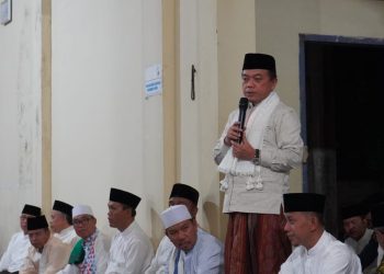 Gubernur Jambi, Al Haris, saat menyampaikan sambutan pada kegiatan Safari Ramadhan di Desa Pulau Batu, Minggu (09/04/2023) malam. [Foto: Diskominfo/Novriansah]