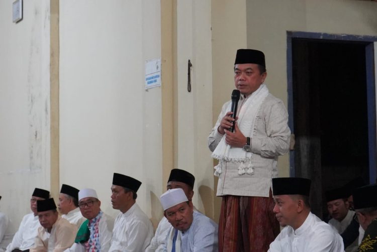 Gubernur Jambi, Al Haris, saat menyampaikan sambutan pada kegiatan Safari Ramadhan di Desa Pulau Batu, Minggu (09/04/2023) malam. [Foto: Diskominfo/Novriansah]
