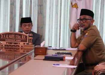 Gubernur Al Haris, dan Sekda Sudirman saat ikuti Rapat Pengendalian Inflasi  Tahun 2023 melalui via Zoom di Rumah Dinas Gubernur, Senin (10/04/2023). [Foto: Diskominfo/Agus]