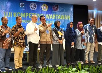 Direktur UKW UPN Veteran Yogyakarta, Susilastuti DN (keempat dari kanan) dan Ketua Dewan Pers Dr Ninik Rahayu, SH, MS (kelima dari kanan) saat menggelar UKW gratis di Makassar, 26-27 Juli 2022 lalu. [Foto: UPN Veteran Yogyakarta]