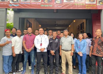 Foto bersama Direktur Resnarkoba Polda Jambi, Kombes Pol. Thomas Panji Susbandaru didampingi Kabag Wassidik  AKBP Andi Ichsan dengan  para pemilik usaha tempat hiburan usai gelar Jum'at Curhat, Jumat (28/04/2023). [Dok. Humas polda Jambi]