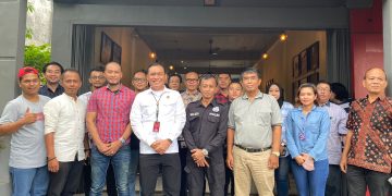 Foto bersama Direktur Resnarkoba Polda Jambi, Kombes Pol. Thomas Panji Susbandaru didampingi Kabag Wassidik  AKBP Andi Ichsan dengan  para pemilik usaha tempat hiburan usai gelar Jum'at Curhat, Jumat (28/04/2023). [Dok. Humas polda Jambi]