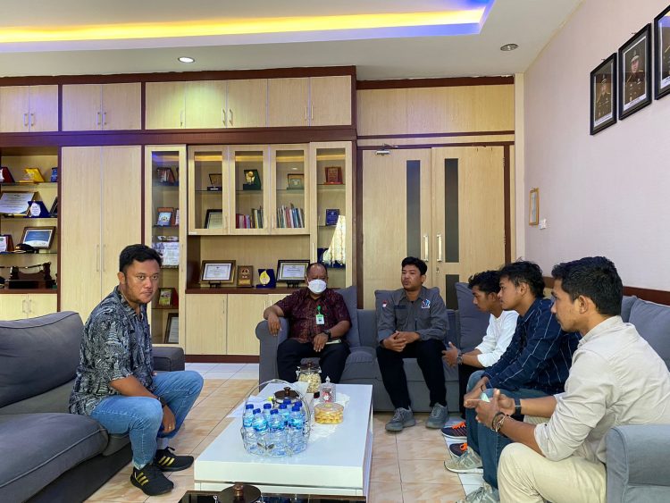 Pengurus DPC PJS Tanjabbar saat bersilaturahim dengan Kejari, Jumat (28/04/2023). [PJS]