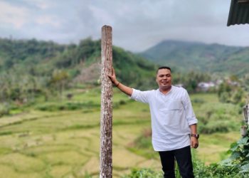 Wisatawan asal Kota Jambi saat berfoto di Puncak Pasir Pematang Pauh. [Dok. Ampar.id/Alan]