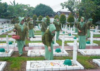 Persit KCK Koorcab Rem 042 saat Ziarah Rombongan di TMP Satria Bhakti, Kel. Thehok Kota Jambi, Sabtu (01/04/2023).[Dok. Penrem 042/Gapu- Hatta]