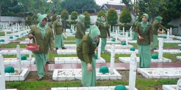 Persit KCK Koorcab Rem 042 saat Ziarah Rombongan di TMP Satria Bhakti, Kel. Thehok Kota Jambi, Sabtu (01/04/2023).[Dok. Penrem 042/Gapu- Hatta]