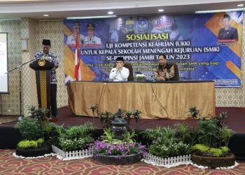Gubernur Al Haris saat menghadiri Sosialisasi UKK Kepsek SMK di Shang Ratu Hotel Jambi, Minggu (02/04/2023). [Foto: Diskominfo/Agus Suprianto]