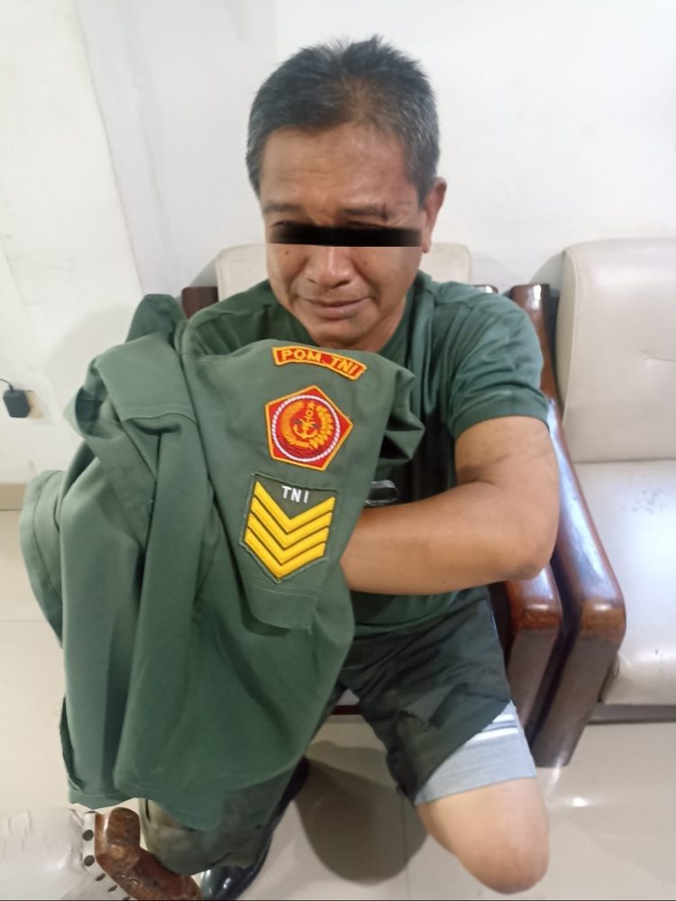 TNI Gadungan setelah diamankan di Koramil 04/ Jati Asih. [Dok. Dispenad]