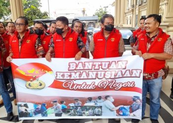 Direktorat Reserse Kriminal Umum Polda Jambi membagikan paket sembako kepada masyarakat yang ada di Kota Jambi, Sabtu (01/04/2023). [Dok. Humas Polda Jambi]