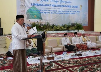 Gubernur Al Haris saat menyampaikan kata sambutan dalam acara Buka Puasa LAM Provinsi Jambi di Balairung Sari, Minggu (02/04/2023). [Foto: Diskominfo/Novriansah]